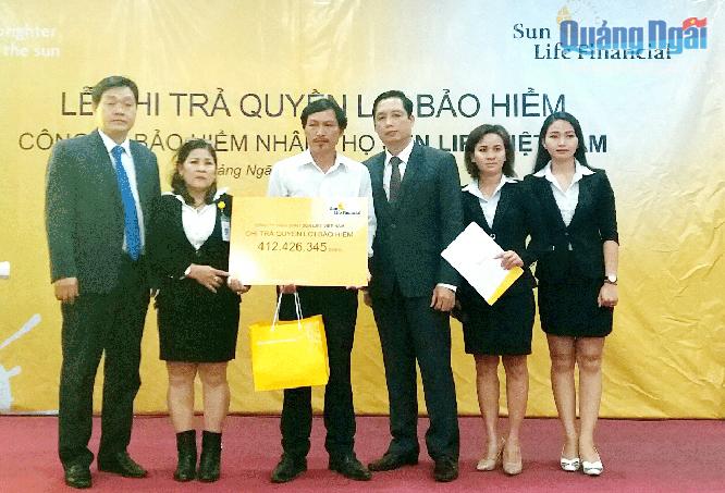   Đại diện của Sun Life Việt Nam chi trả quyền lợi cho người nhà khách hàng không may bị tử vong tại Quảng Ngãi.