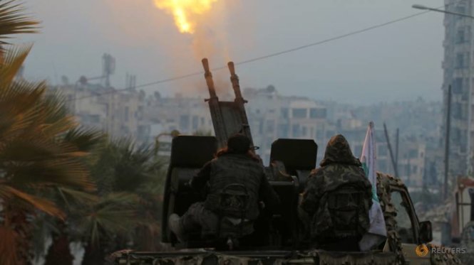 Các tay súng thuộc nhóm Quân đội Tự do Syria tại Aleppo tháng 12-2016 - Ảnh: Reuters