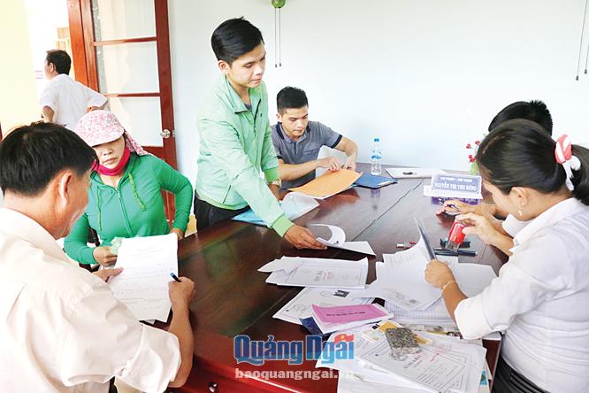 Bộ phận một cửa ở xã Tịnh Hà giải quyết hồ sơ hành chính cho người dân.