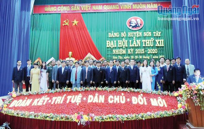 Đại hội đại biểu Đảng bộ huyện Sơn Tây lần thứ XII, nhiệm kỳ 2015 – 2020. Trong ảnh: BCH Đảng bộ huyện ra mắt tại Đại hội.
