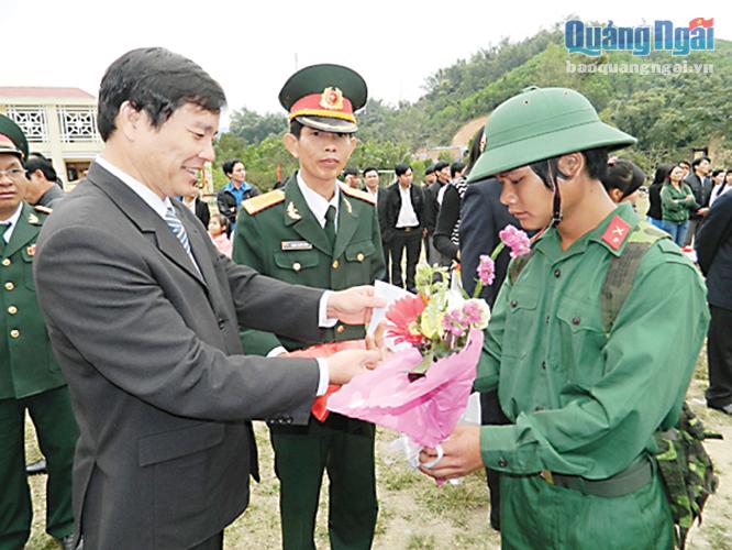  Chủ tịch UBND huyện Sơn Tây động viên thanh niên lên đường nhập ngũ.       