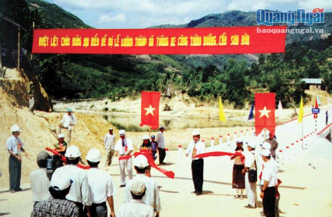 Lễ khánh thành và thông xe công trình đường - cầu Sơn Mùa vào những ngày đầu mới tái lập huyện Sơn Tây.