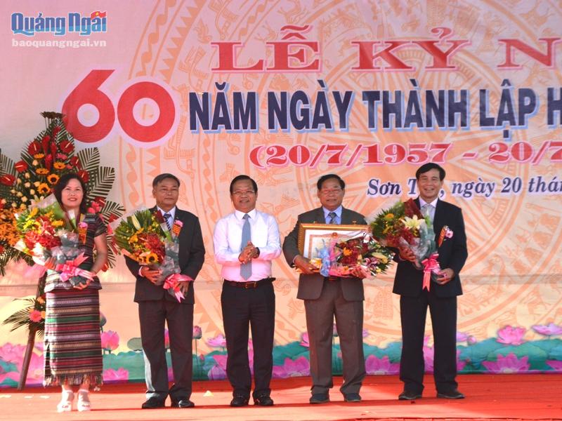 Bí thư Tỉnh ủy Lê Viết Chữ trao Bằng khen của Thủ tướng Chính phủ cho cán bộ và nhân dân huyện Sơn Tây.