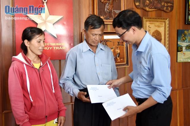 Tổng biên tập Báo Quảng Ngãi tặng quà cho các gia đình chính sách