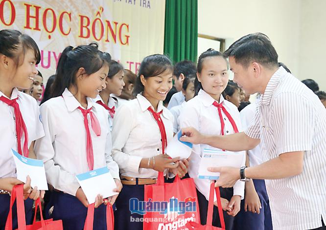 Phó Bí thư Tỉnh ủy Trần Văn Minh trao quà cho học sinh.
