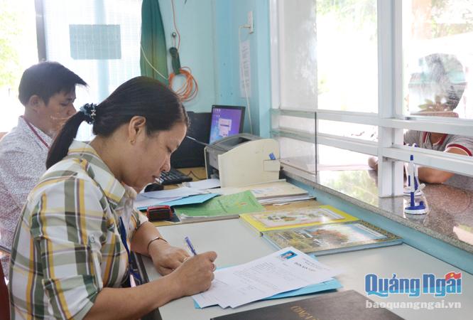 Công chức xã Bình Phú (Bình Sơn) giải quyết TTHC cho dân.