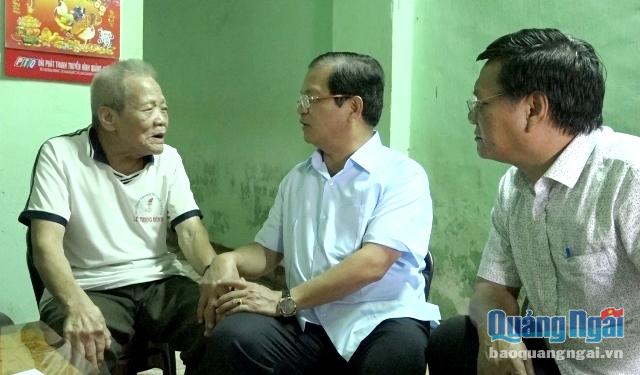 Bí Thư Tỉnh ủy Lê Viết Chữ đến thăm gia đình thương binh Tạ Quang Việt ở phường Trần Phú