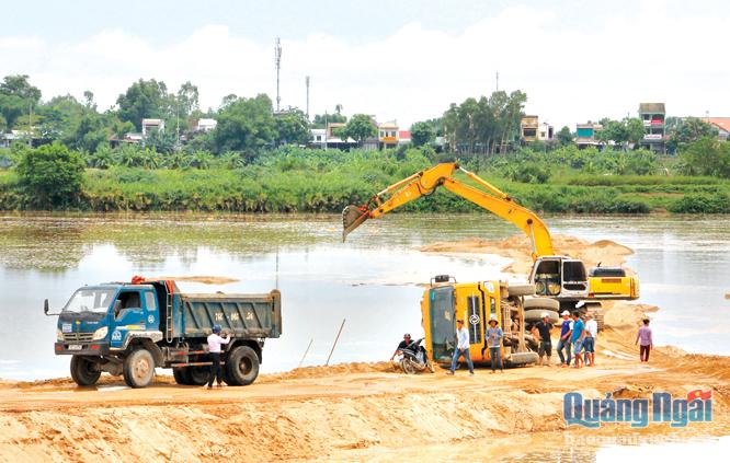 Xe tải chở cát bị lật giữa sông Trà Khúc. 