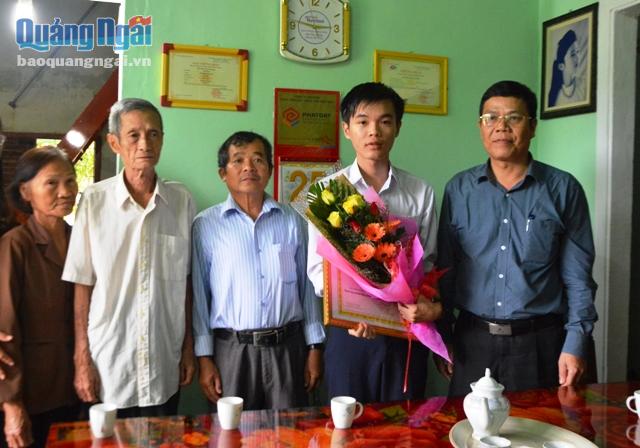 Ông Đỗ Văn Phu trao Giấy khen và phần thưởng cho em Nguyễn Hà Quang.