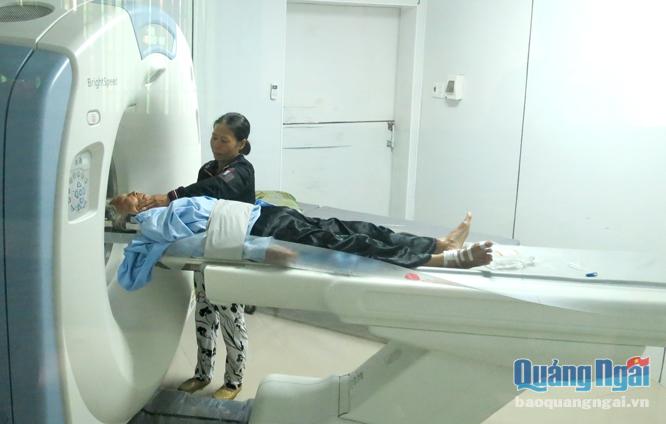 Người bệnh được chụp bằng máy CT hiện đại tại Bệnh viện  Đặng Thùy Trâm. ẢNH: PV