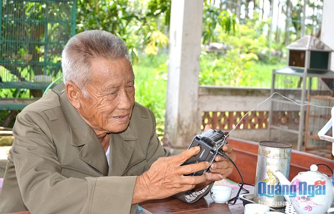 Ông Nguyễn Thanh Chi cùng chiếc radio cũ cập nhật tin tức mỗi ngày.