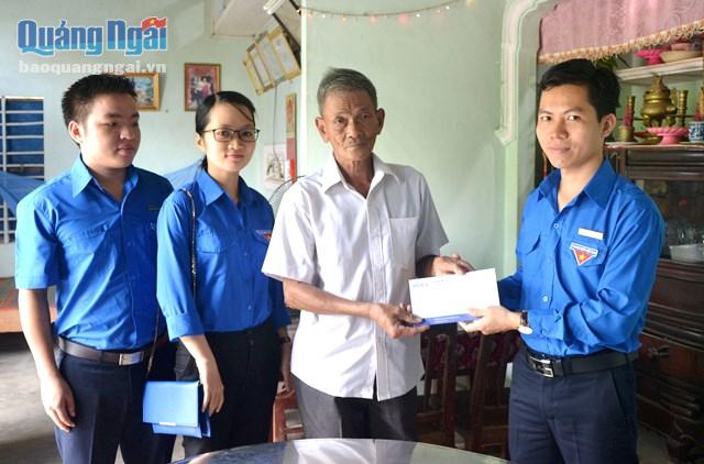 ĐVTN thăm, tặng quà thương binh Nguyễn Bá Ngọ ở xã Tịnh Hà