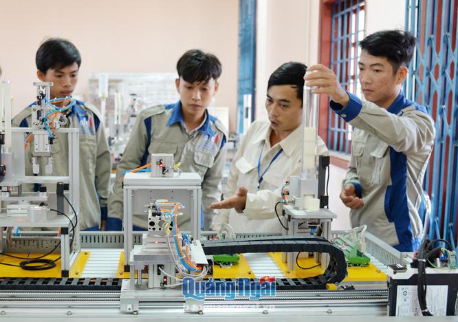 Đào tạo nghề điện công nghiệp tại Trường Cao đẳng Kỹ nghệ Dung Quất.