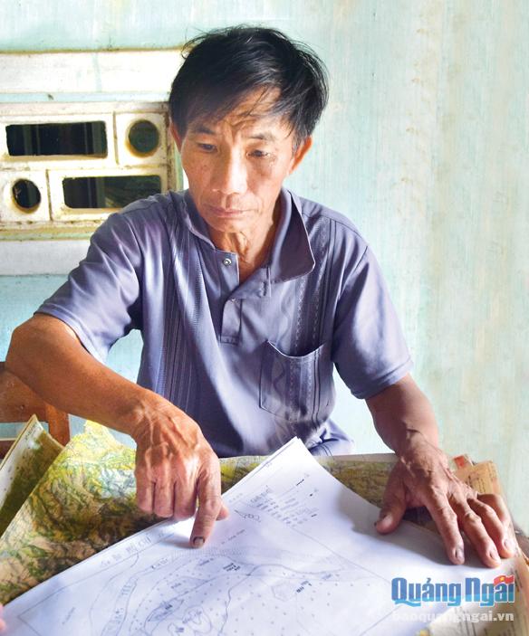  Ông Nguyễn Văn Quý cùng tấm bản đồ do ông phác họa những địa điểm có hài cốt liệt sĩ.