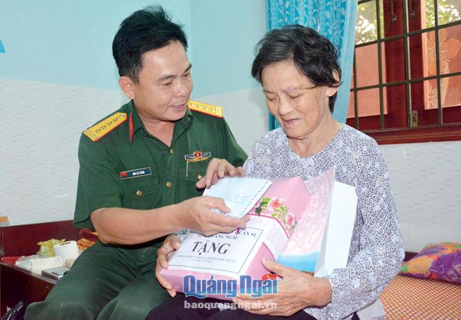 Chính ủy Bộ CHQS tỉnh, đại tá Bùi Tá Tuân thăm, tặng quà đối tượng chính sách tại Trung tâm Nuôi dưỡng người có công tỉnh.