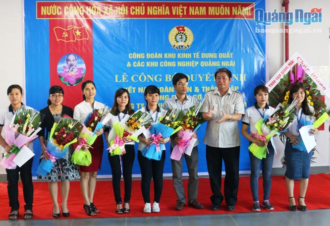 Chủ tịch LĐLĐ tỉnh Trần Văn Thanh trao quyết định thành lập CĐCS Công ty TNHH Properwell Việt Nam.