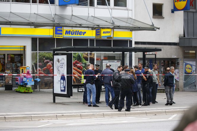 Lực lượng an ninh có mặt tại siêu thị xảy ra vụ tấn công bằng dao ở Hamburg ngày 28-7 - Ảnh: Reuters