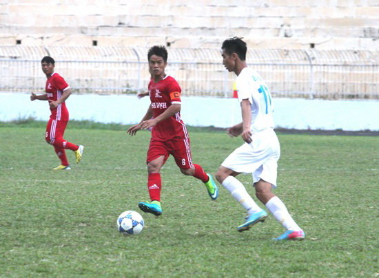 Bình Định (áo đỏ) chuyển lên thi đấu Giải hạng nhất 2018 sau khi đánh bại Hà Nội (trắng) 1-0. Ảnh: VFF