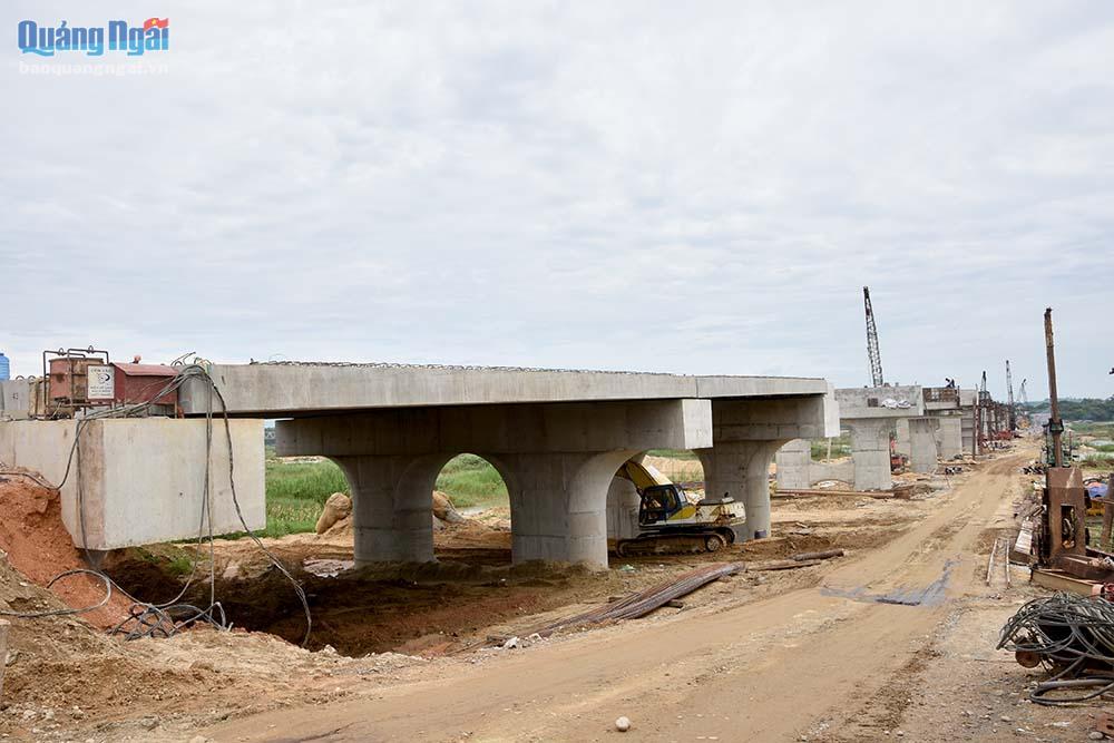 Với tiến độ như hiện nay thì công trình cầu Thạch Bích sẽ cán đích sớm hơn so với kế hoạch