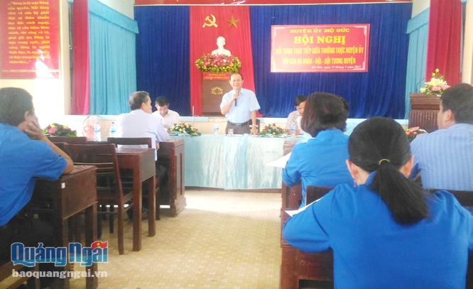 Bí thư Huyện ủy Mộ Đức Nguyễn Màu trả lời các câu hỏi của ĐVTN tại buổi đối thoại.                                                 Ảnh: Thu Thúy