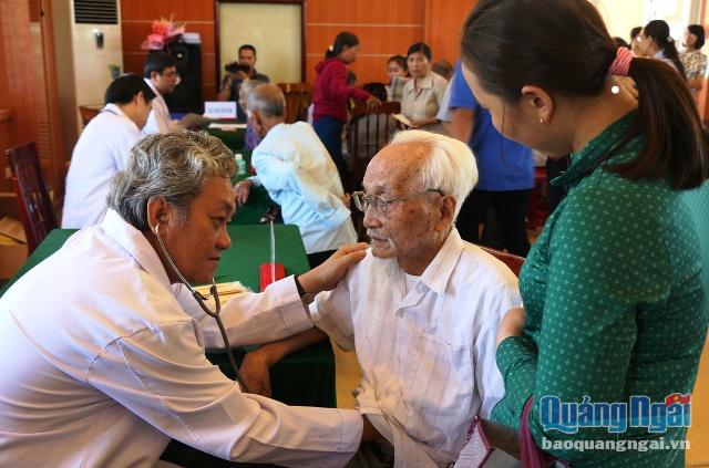 Y, bác sĩ Bệnh viện Đại học y dược TP.Hồ Chí Minh khám bệnh cho cán bộ tiền khởi nghĩa của huyện 