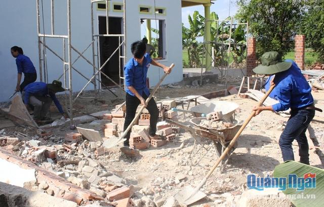 Các ĐVTN xã Bình Trung, Bình Sơn đóng góp ngày công xây dựng nhà cho bà Phạm Thị Hương