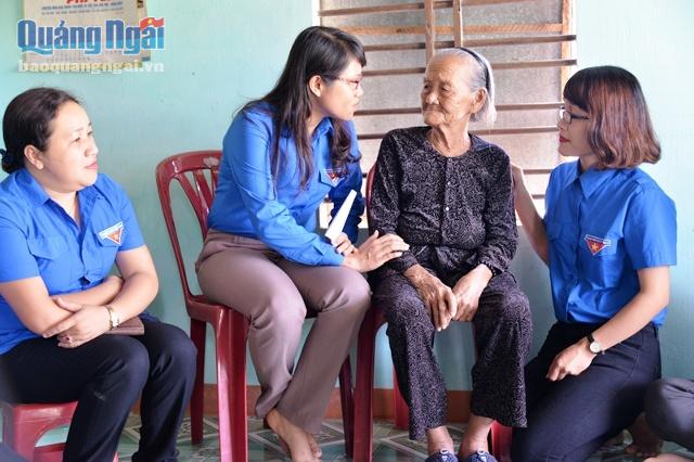 Tỉnh đoàn Quảng Ngãi thăm hỏi, động viên Mẹ VNAH Ngô Thị Đồng