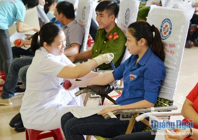 Khoảng 350 ĐVTN tham gia hiến máu tại chương trình