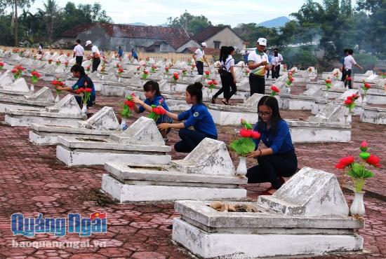 ĐVTN dâng hoa lên phần mộ liệt sĩ. Toàn bộ số hoa do Chi nhánh Viettel Quảng Ngãi tài trợ.