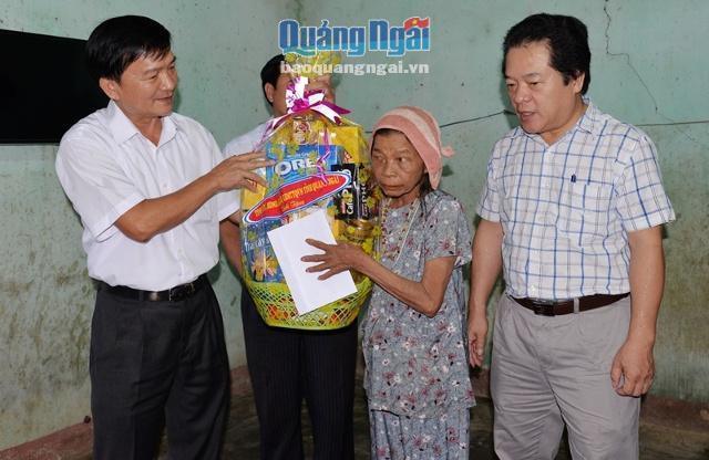 Tặng quà cho gia đình bà Đinh Thị Gái, thương binh 41% ở xã Long Sơn