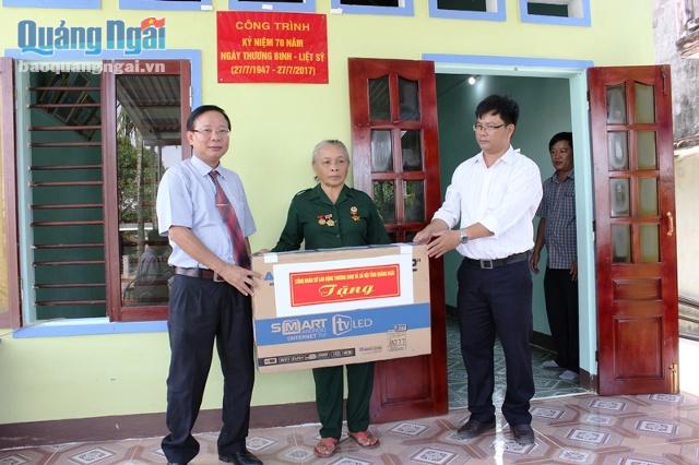 Công đoàn Sở LĐ-TB&XH tặng quà cho gia đình bà Đỗ Thị Hồng Thủy nhân dịp về nhà mới