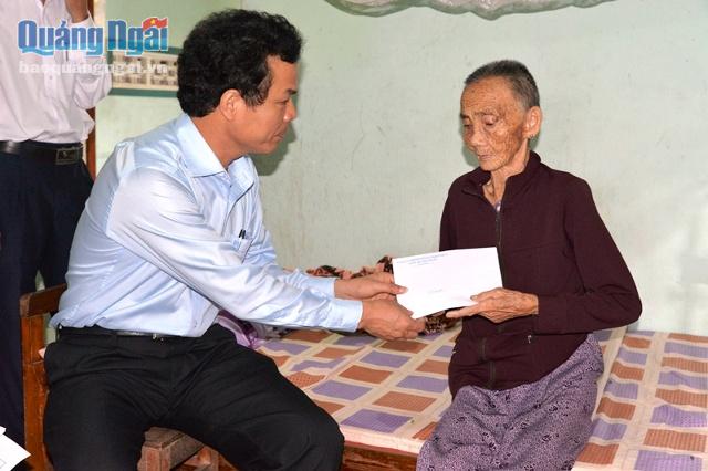 Thăm, tặng quà cho mẹ VNAH Trương Thị Khanh ở xã Tịnh Bình, huyện Sơn Tịnh