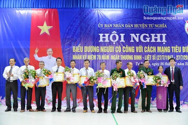 Dịp này, 31 người có công với cách mạng tiêu biểu đón nhận giấy khen của UBND huyện Tư Nghĩa