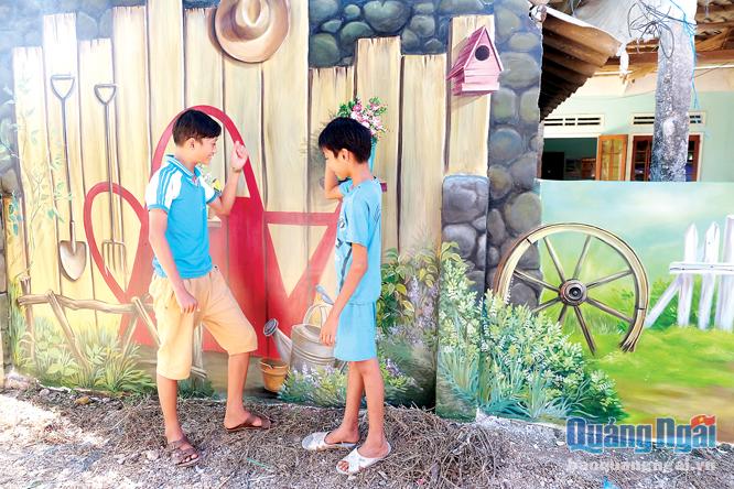  Vẽ tranh bích họa ở thôn Thanh Thủy là một trong những điểm nhấn thu hút khách du lịch khi đến thưởng ngoạn cảnh đẹp Gành Yến.