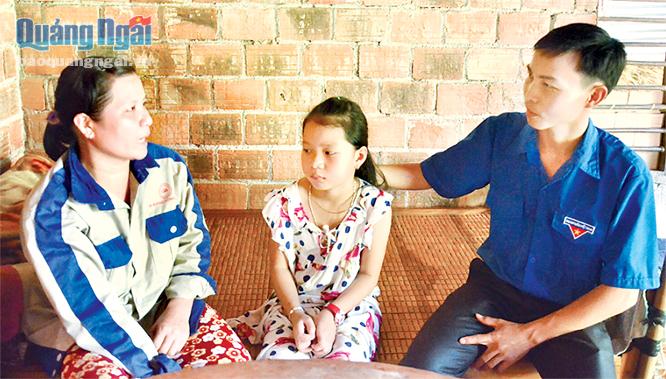 Bí thư Đoàn xã Phổ Phong Huỳnh Văn Cầu đến thăm gia đình chị Nguyễn Thị Thu Lộc.