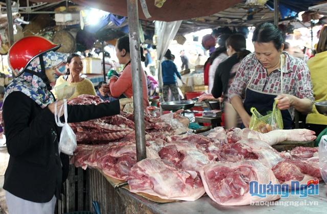 Nguồn thịt heo bày bán ở chợ hầu hết là từ những cơ sở giết mổ nhỏ lẻ của các gai đình cung cấp