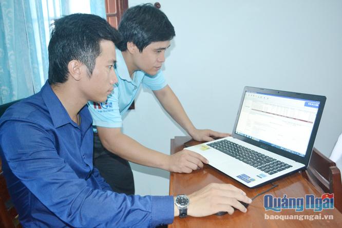 Cán bộ Trung tâm CNTT&TT tập huấn hệ thống phần mềm quản lý văn bản cho cán bộ UBND huyện, xã trên địa bàn huyện Ba Tơ.