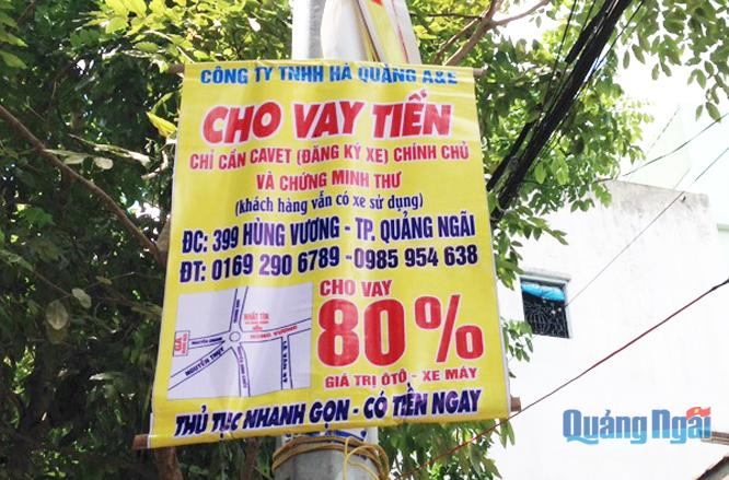 Bảng quảng cáo vay nóng treo trên đường Nguyễn Đình Chiểu (TP.Quảng Ngãi). ẢNH: PV