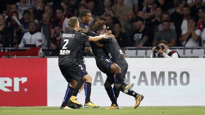 Niềm vui của các cầu thủ Nice sau khi ghi bàn gỡ hòa 2-2 vào lưới Ajax. Ảnh: GETTY IMAGES