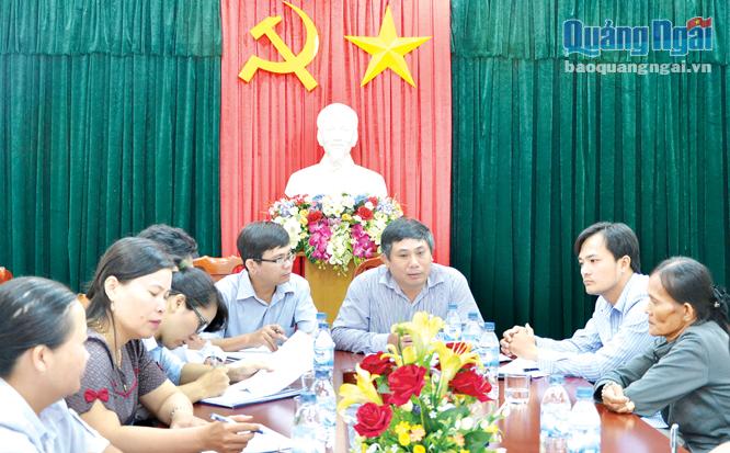  Chánh Thanh tra tỉnh Lữ Ngọc Bình (thứ ba từ phải sang) tiếp công dân định kỳ của UBND tỉnh.