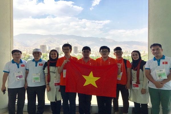 Đội tuyển học sinh Việt Nam tham dự Olympic Tin học quốc tế năm 2017 tại Iran.