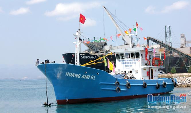  Tàu vỏ thép Hoàng Anh 01 của ông Mai Thành Văn, ở xã Bình Chánh (Bình Sơn), tàu cá vỏ thép đầu tiên của ngư dân Quảng Ngãi được hạ thủy, từng là niềm tự hào của ngư dân, nhưng khi đưa vào khai thác liên tục gặp sự cố.       Ảnh: TL     