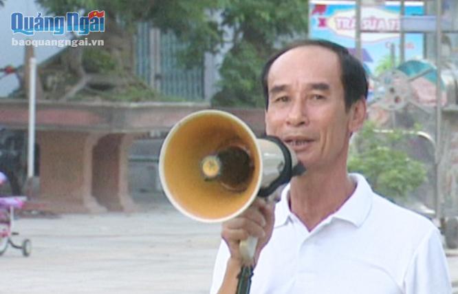 Ông Phạm Quỳnh Anh thông tin bằng loa cầm tay đến người dân trong tổ dân phố. ảnh: V.Đ