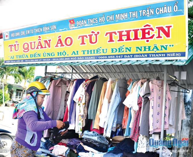  Sau gần 4 tháng thực hiện, tủ quần áo từ thiện đã nhận được hàng trăm bộ quần áo của người dân đến ủng hộ.