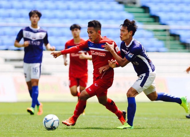 Hồng Duy (áo đỏ) lập cú đúp vào lưới CLB Mokpo City FC. Ảnh: TÙNG VĂN