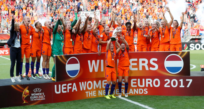 Tuyển nữ Hà Lan nâng cao chức vô địch châu Âu. Ảnh: REUTERS