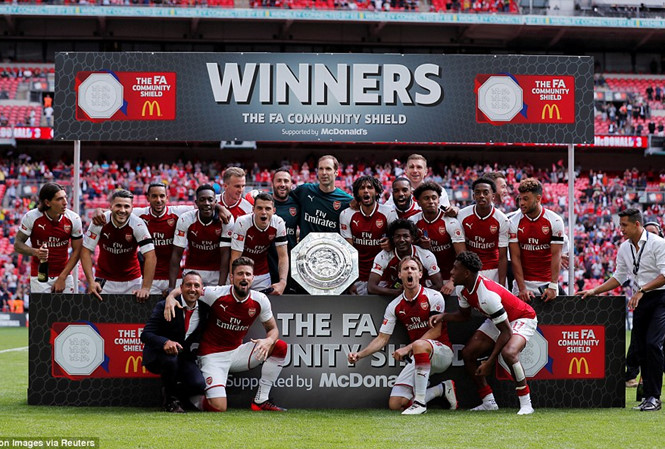 Các cầu thủ Arsenal giành Siêu Cup Anh sau loạt penalty cân não.