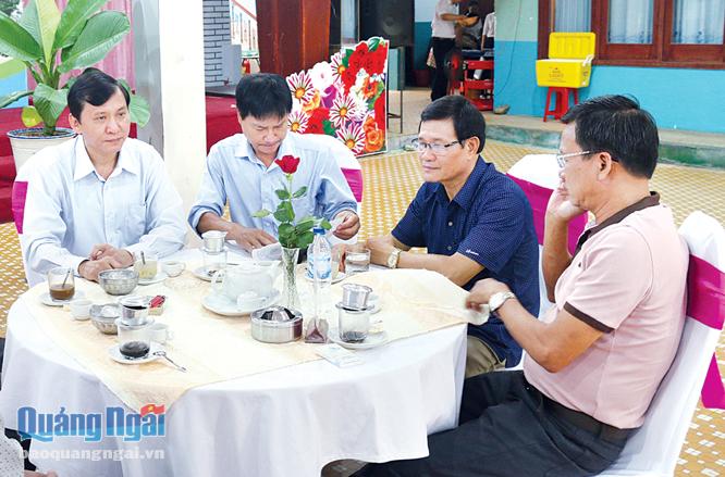 Phó Chủ tịch UBND tỉnh Phạm Trường Thọ (bên trái) gặp gỡ  doanh nhân tại Chương trình cà phê Doanh nhân sáng 5.8.2017.                                                                                ẢNH: BS