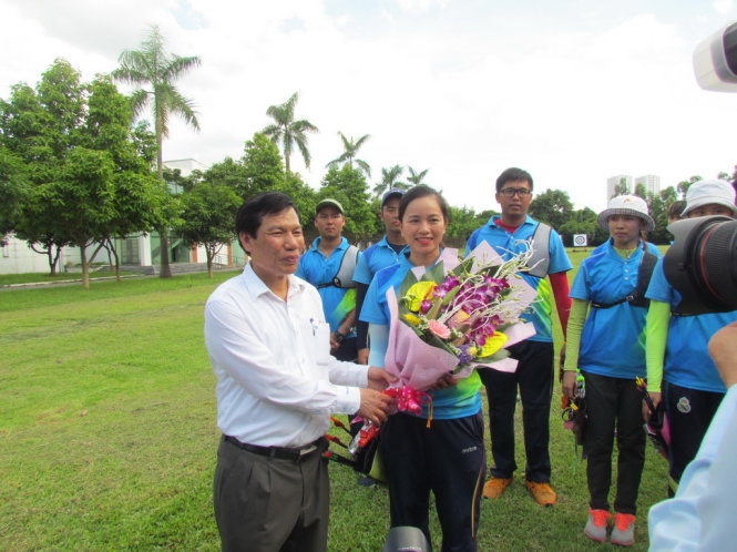  Bộ trưởng Bộ VH-TT&DL Nguyễn Ngọc Thiện tặng hoa cho VĐV, HLV tại Trung tâm Huấn luyện thể thao quốc gia I chiều 7-8. Ảnh: PHƯƠNG THẢO