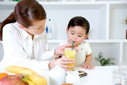 Ăn hoa quả, uống đủ nước giúp trẻ tránh táo bón.